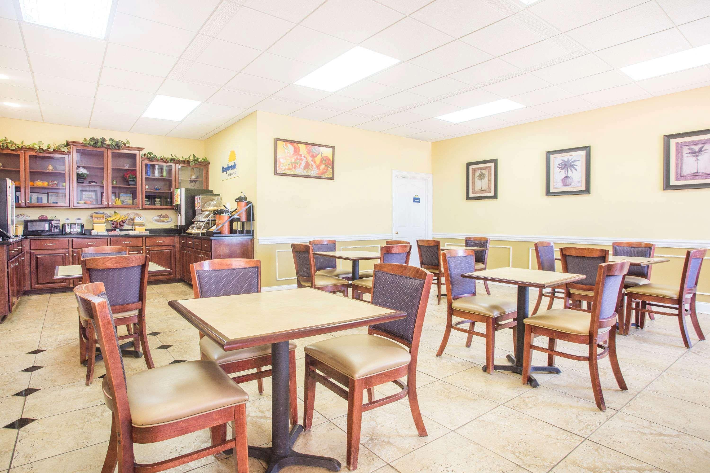 Days Inn & Suites By Wyndham Swainsboro Bagian luar foto