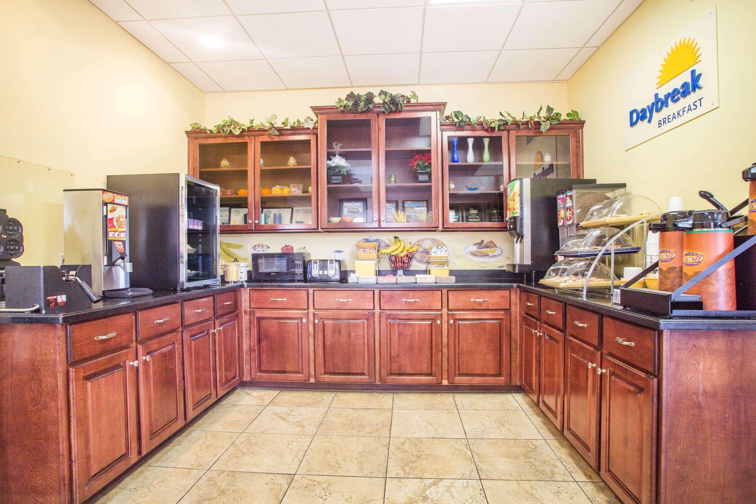 Days Inn & Suites By Wyndham Swainsboro Bagian luar foto